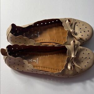 XJ Fashion Beige Ballet Flats Size 8